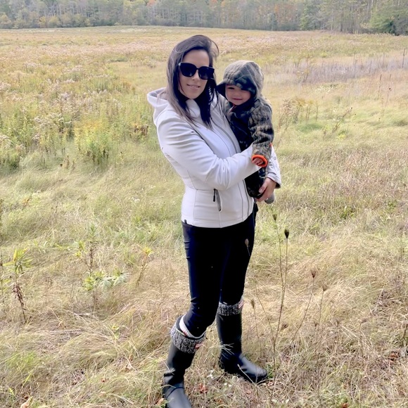 Meet your Posher, Carolyn - Picture 1 of 1